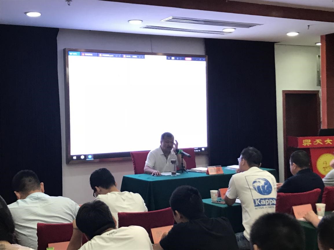 董事長何譽(yù)軍就暑期培訓(xùn)及考測評(píng)項(xiàng)目進(jìn)行總結(jié)講話