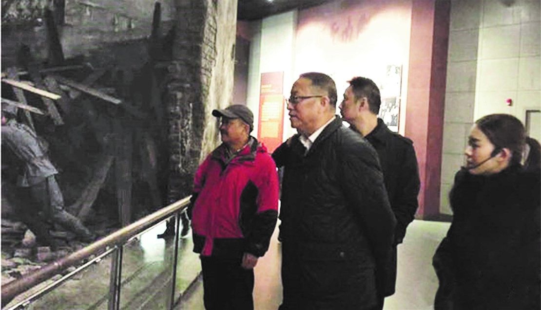 何譽軍（左一）陪同全國政協副主席、民革中央常務副主席鄭建邦（左二）參觀湖南抗戰紀念館。