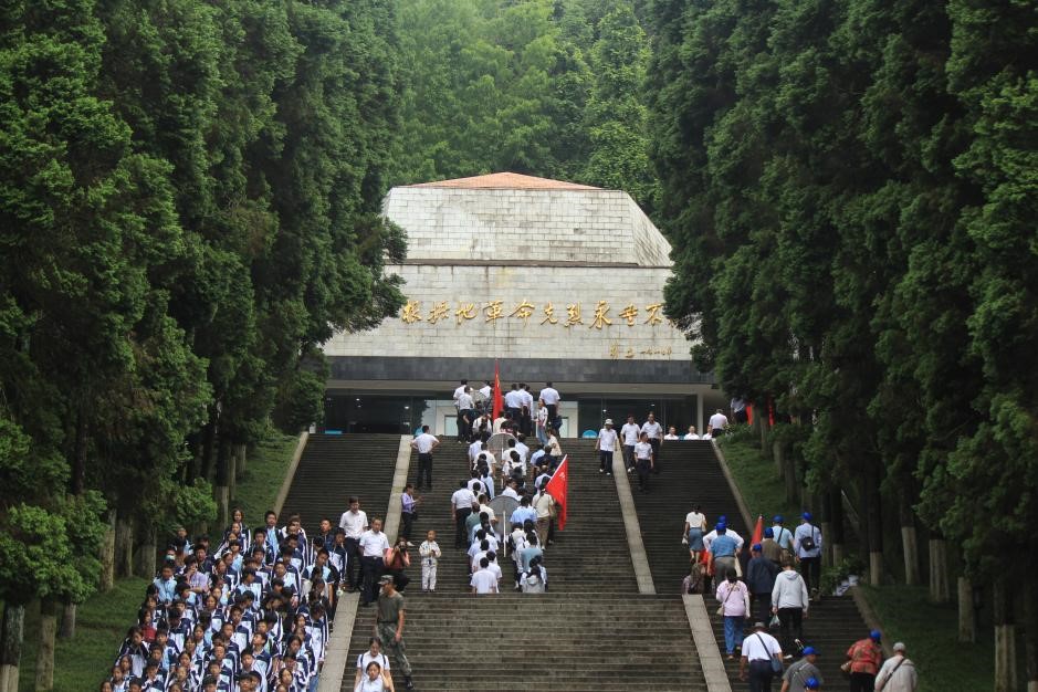 6月10日，全體員工參觀井岡山革命烈士陵園，并向革命烈士陵園敬獻花圈。